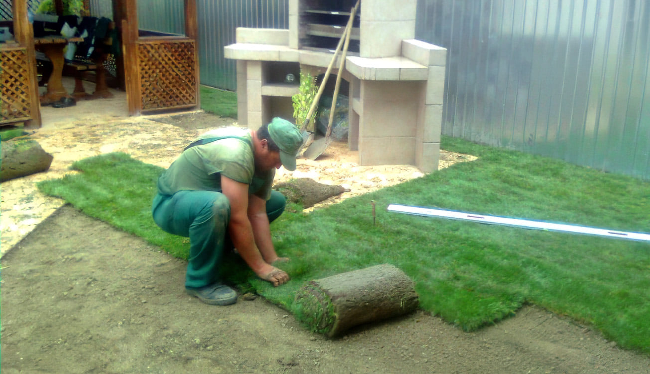 Montare rulouri de gazon